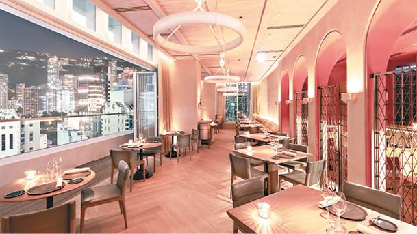 粉色系的主用餐區，晚上氣氛柔和。