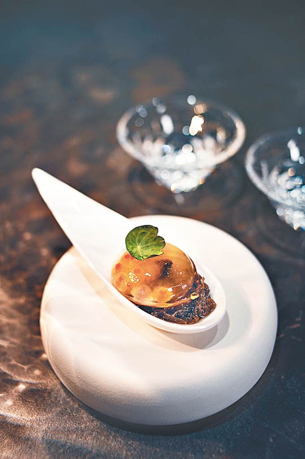 海參水晶球<br>關東遼參加土佐酢調味，和日本水雲、三文魚籽製作成分子料理水晶球，晶瑩剔透。