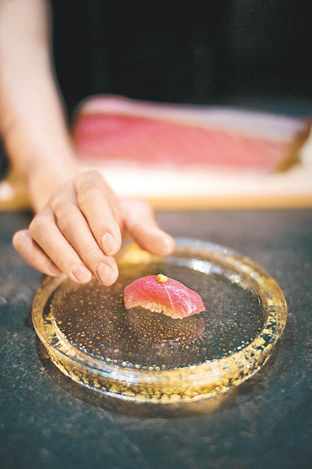 熟成26日拖羅壽司<br>拖羅經乾式熟成後，魚味濃郁而不油膩。