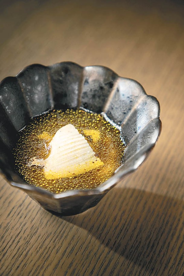 Abalone<br>日本佐賀黑鮑魚加昆布慢煮18小時，放入加有日本蘿蔔的日式茶碗蒸內，淋鰹魚黑松露高湯，鮮香軟滑。