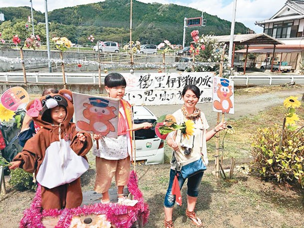 列車途經不同地方，都會看到當地居民熱烈歡迎，感覺非常親切。