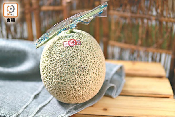 高知縣土佐赤肉蜜瓜<br>果椗有套子保護，糖度約14至16度，質感爽滑又多汁。