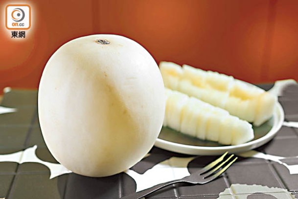 本疊打蜜瓜<br>白色外皮夠光滑，白色果肉的糖度約15度。