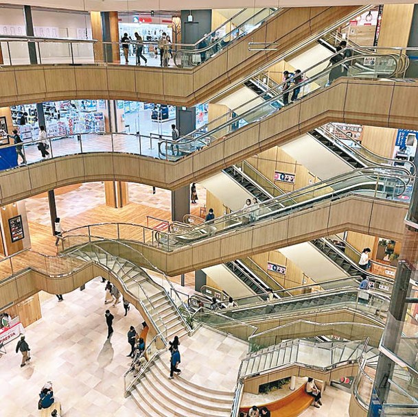 商場建築面積達79,537平方米，內裏共有19間店舖，大家可以慢慢逛。