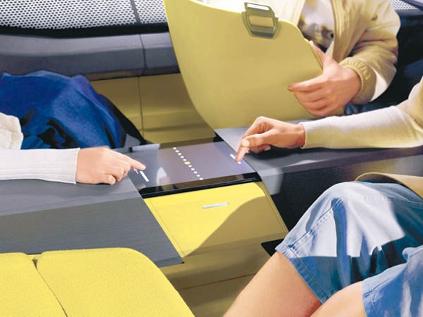 乘客可於對坐時透過觸控屏幕展開《Pong》等電子遊戲對戰。