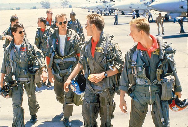 首集電影中的飛行員包括Tom Cruise，常穿上飛行Jumpsuit。