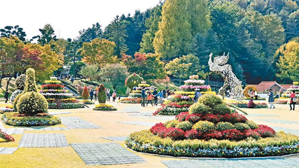 每年秋天青南台會舉辦菊花節，展出菊花雕塑及菊花盆景等。