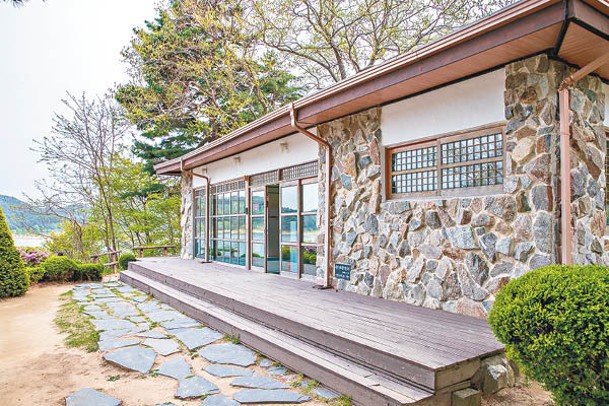 南韓首任總統李承晚的別墅位於江原道高城郡花津浦，由兩間房間及一個客廳組成。