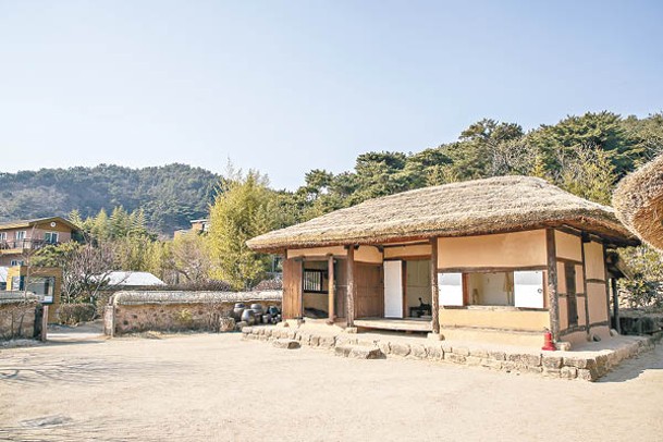 已故總統盧武鉉出生的故居位於慶尚南道金海市的進永烽下村內。