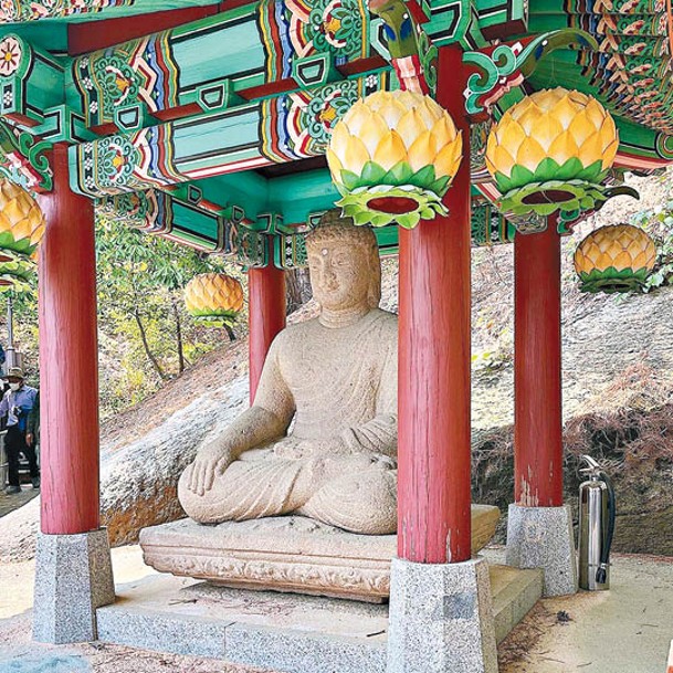 於9世紀統一新羅時代製作的慶州方形台座石造如來坐像，有「美男石佛」的別稱。