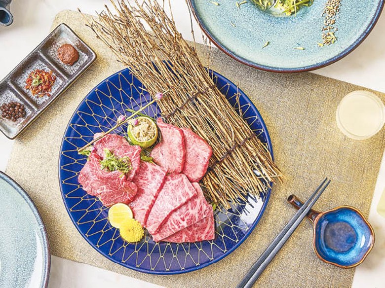 日式燒肉菜式包括乾式熟成澳洲和牛牛舌及兩款精選宮崎和牛。
