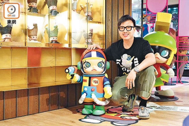 Kenny Wong指Molly靈感來自一個可愛小女孩，手抱的1000%版本與Keith Haring聯乘，目前炒價逾萬元。