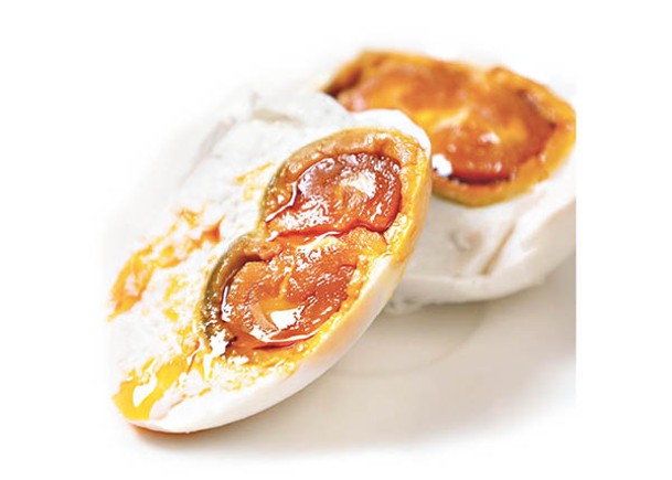 雙黃鹹鴨蛋以高郵最為聞名，卵色特別紅且油分多，甘香美味。