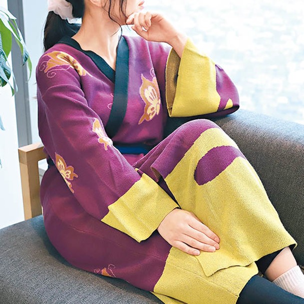 以紫紅底色加蝴蝶印花設計的高杉晉助長袍售¥9,900（約HK$594）。