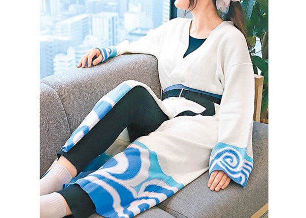 以白底藍色波浪紋設計的坂田銀時長袍售¥9,900（約HK$594）。