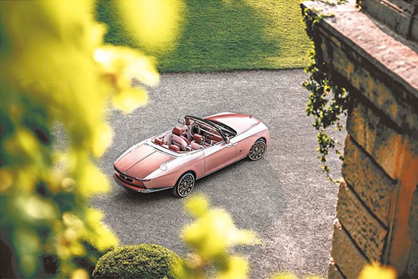 從上向下可見，車尾鑲有玫瑰金細節的皇家胡桃木面板，與冷峻的引擎蓋和車身高光效果形成鮮明對比。