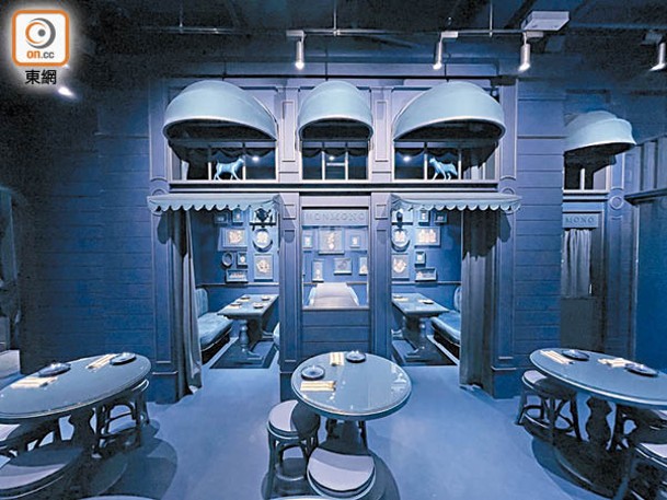 餐廳以皇室藍為主色調，當中有兩個貴賓偏廳卡座，牆上掛了本地藝術家作品，是人氣打卡位之一。