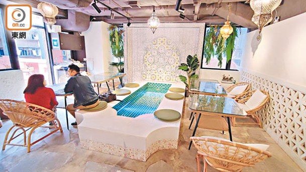 餐廳一隅置有長方形許願池，帶來一室清爽感覺。