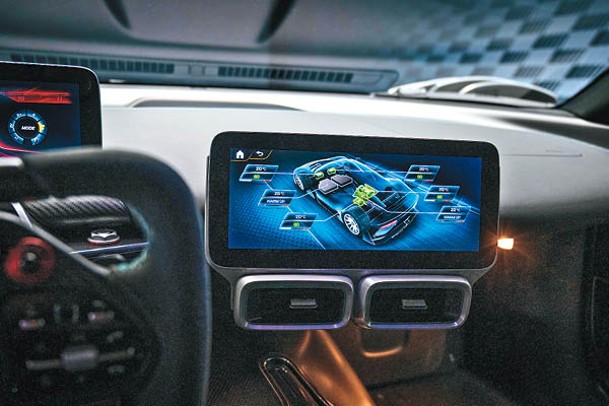 中央觸控屏幕跟儀錶屏幕同為10吋，讓駕駛者可監控電馬達及電池組的運作。
