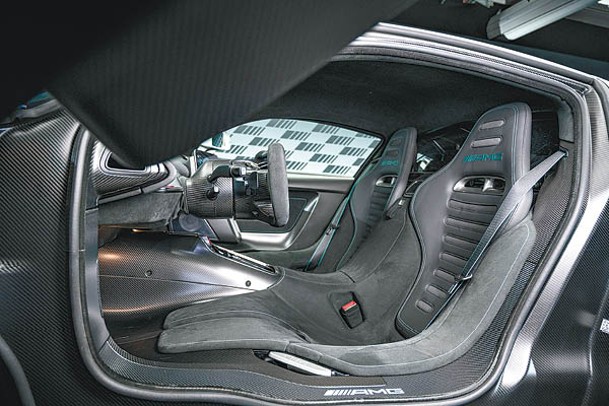 AMG Motorsport固定式賽車座椅，靠背可作25度及30度兩種斜度調校。