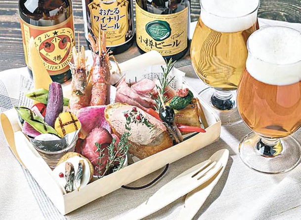 除了三款啤酒，還有包括小樽名物鯡魚等炮製的小食盒，味道與啤酒十分合襯。