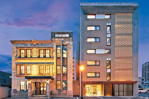 於今年1月開幕的「OMO5小樽by星野Resort」由北館及南館所構成，其中南館（圖左）是由有90年歷史的「舊小樽商工會議所」翻新而成。