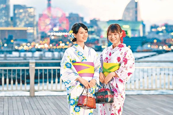 「穿上浴衣的晚餐航遊」的收費包括送你整套浴衣，女士們記得要在漂亮的橫濱港景色下留影。