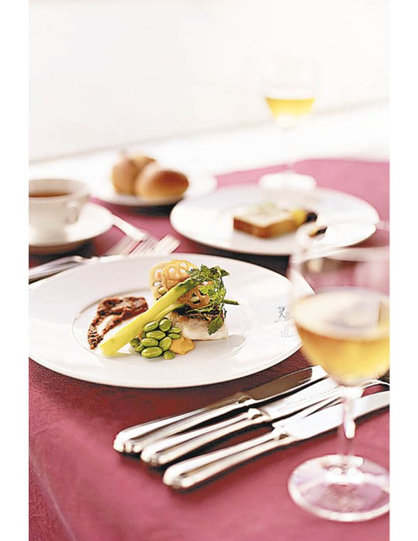 法國菜晚餐包括新鮮鱸魚或西冷牛扒等菜式。