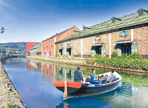 「OMO5小樽by星野Resort」推出的「小樽運河啤酒航遊」，讓你寫意欣賞沿岸林立的古老倉庫。