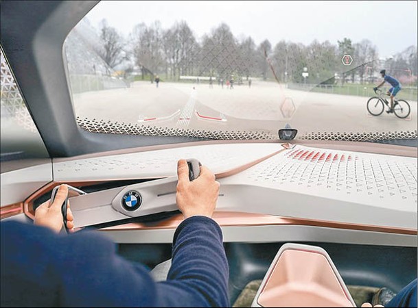 處於人手駕駛BOOST模式時，擋風玻璃HUD會出現紅色專屬顯示，提供路線、方向箭嘴和潛在危險等重要提示。