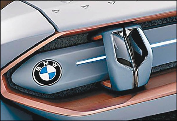 EASE模式時軚環會自動收起，左旁的BMW廠徽是BOOST人手駕駛模式切換鍵。
