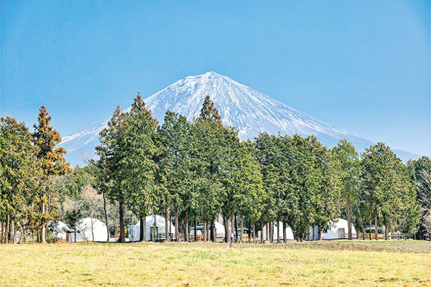 GRAN REGALO ASAGIRI位於富士宮市朝霧高原，是觀賞富士山的勝地，共有8個圓拱形帳篷。