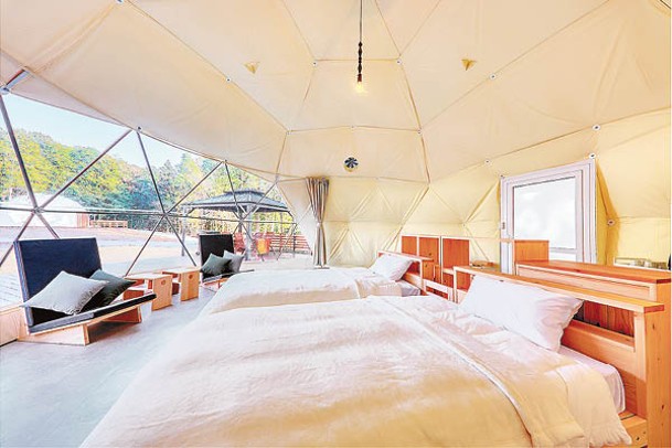 濱松市的家具商Kishiru設計了其中一款帳篷，原木色的家具營造出溫暖感。