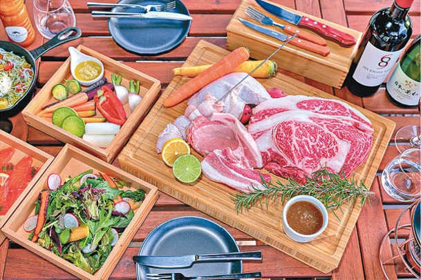 晚餐BBQ食材包括富士山牛、朝霧Yoguru豚、富士雞等，也可自己帶備。