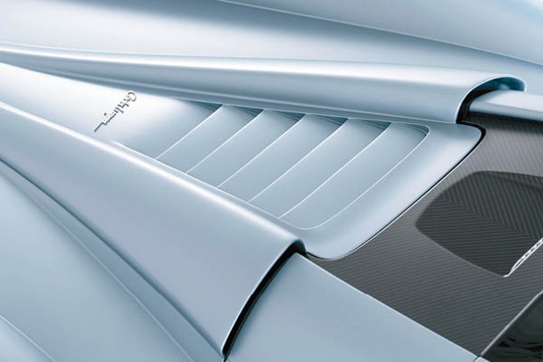 特長大尾冚加入多個固定散熱氣口及空氣動力學設計，以一體成形的碳纖複合物料及精湛技術打造。