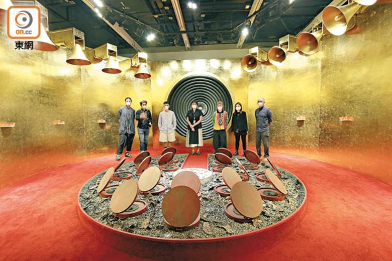 梁基爵的《慶》，靈感來自香港故宮展出的宮廷樂器「金鐘」和「玉磬」，是糅合清代音樂與當代節慶匯演的大膽嘗試。