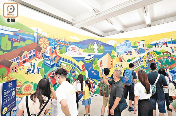 「小龍馬」及「與你並肩每一天」巡迴展覽率先在大館展出，稍後將會巡遊社區。