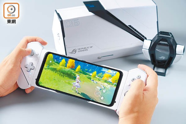 ROG Phone 6 Pro可加裝ROG Kunai 3 GamePad手掣，打機操作更添靈活。（f）