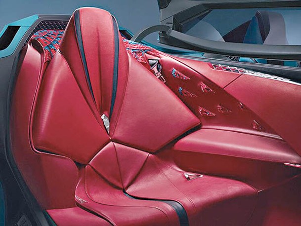 以Rich Red紅色為主調的純座艙，後座椅加入通風及按摩功能。