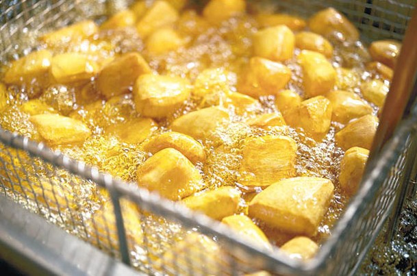 番薯切粒後炸至金黃，趁熱蘸滿秘製糖漿，即炸即吃，層次豐富。