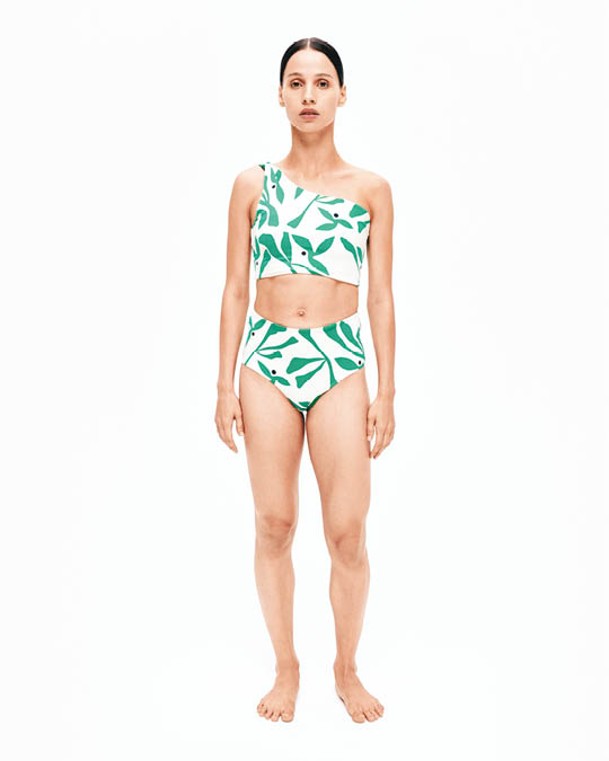 這款兩截式泳衣下身採用高腰泳褲設計，可隱藏小肚腩，讓身材更顯瘦。