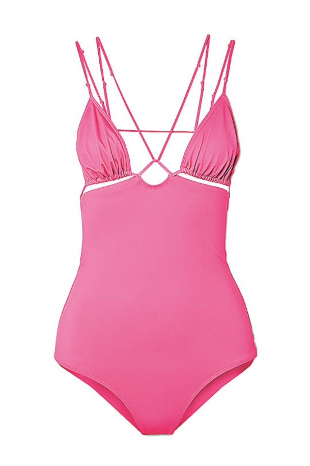 粉紅色鏤空泳衣在胸位有鏤空及細帶設計，顯瘦又優雅性感。