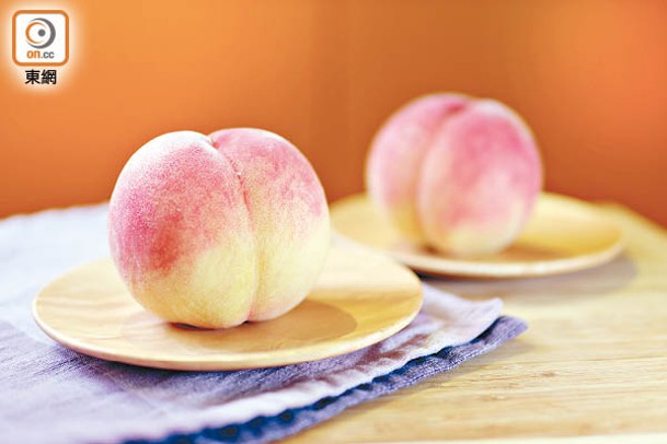 山梨縣內藤農園桃<br>農場出產的水蜜桃Jewelry Peach，種植時減少使用農藥，質感嫩滑圓潤而多汁。（b）