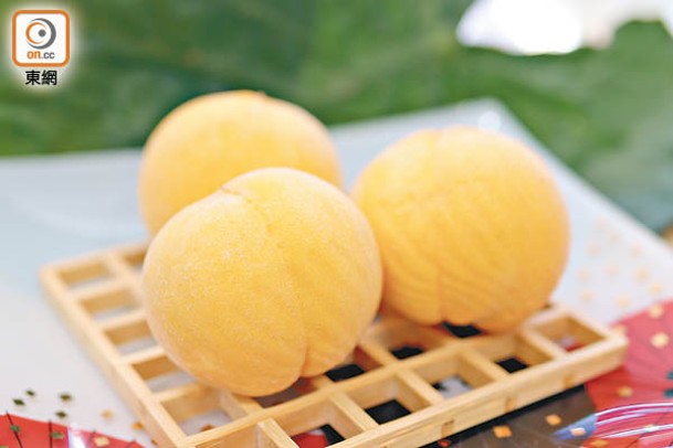 山梨縣黃金桃<br>切開黃色果肉品嘗，會吃到淡淡的杧果味，糖度約在11至13度。（a）