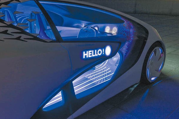 當感應到駕駛者行近時，車門會顯示「HELLO」字樣，在夜間尤其搶眼。