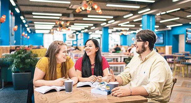 英國大學有來自不同地方的學生，有利學生進行文化交流，擴闊視野。