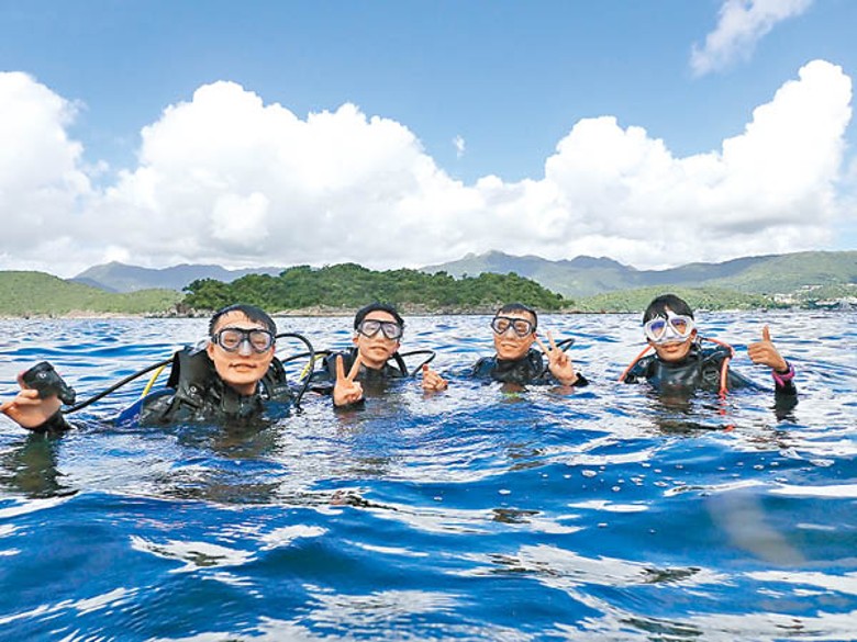 學院舉辦多元化課外活動，圖為同學參加開放水域潛水員課程。