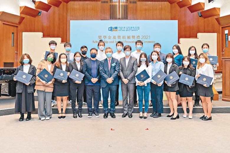 2020/21學年超過400名副學士及自資學士學位同學獲學院及香港特區政府頒發獎學金，總額近500萬港元。