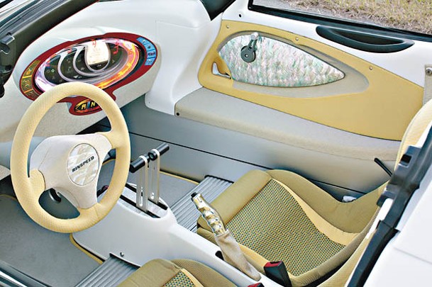 車廂採用創新耐鹽水內飾配置，包括以珍珠貝母作門板及軚環裝飾。