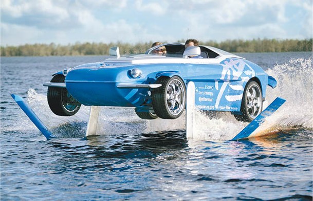 Splash配備一對可展開成V形的集成水翼，能升起至離水面60cm高度，以高達80km/h時速於水面「飛行」。